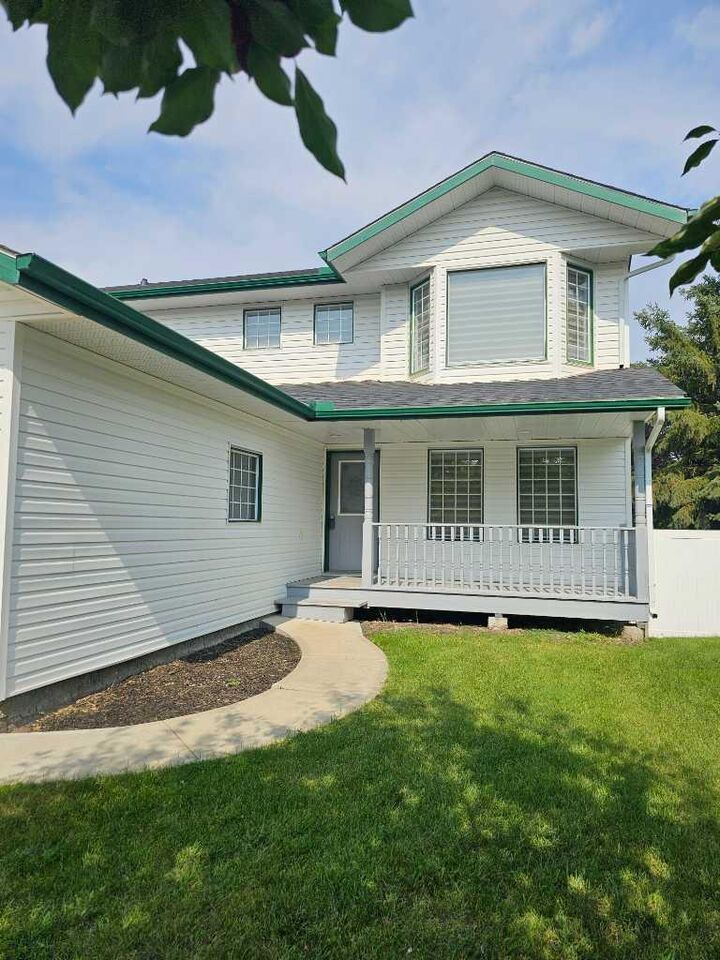 Property Photo:  10 Pickwick Lane  AB T4L 1T6 