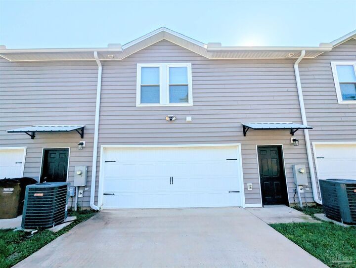 Property Photo: 4385 Village Oak Ln FL 32571