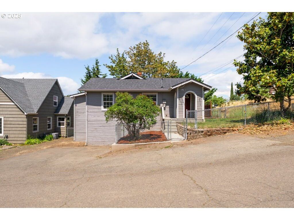 Property Photo: 1235 SE Booth Ave OR 97470