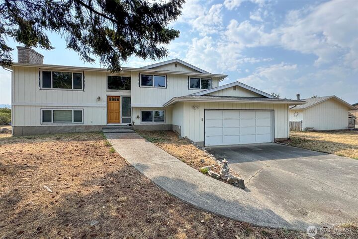 Property Photo: 1021 W Spruce Court WA 98382