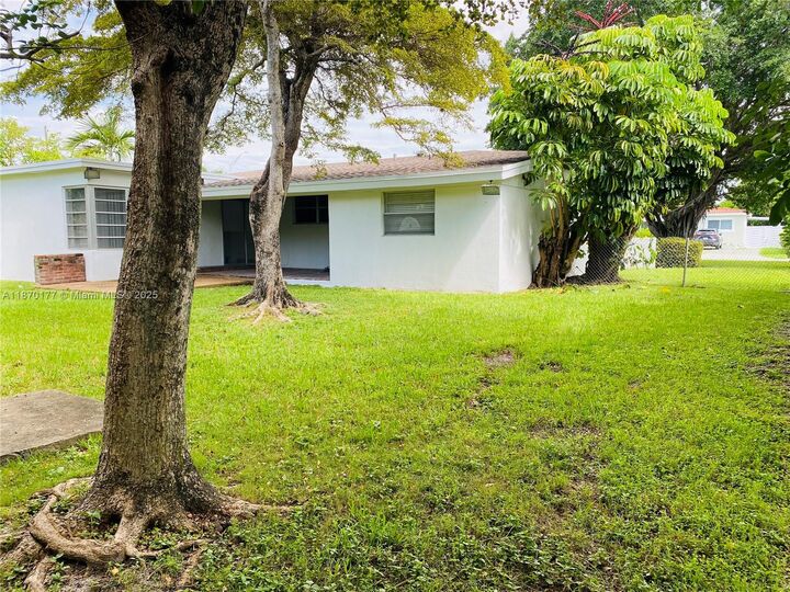 Property Photo:  