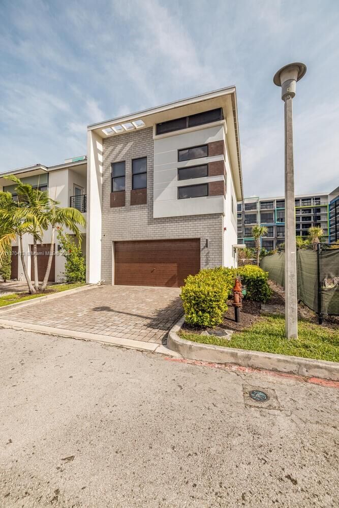 Property Photo: 4369 NW 9th St FL 33317