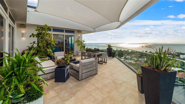 Property Photo: 19707 Turnberry Way Ts-3 FL 33180