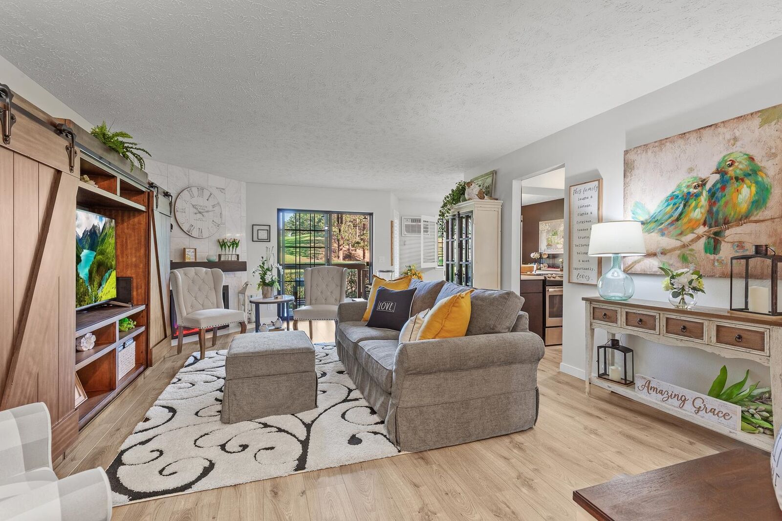 Property Photo:  101 S Neyland Ave Unit 2  WA 99019 