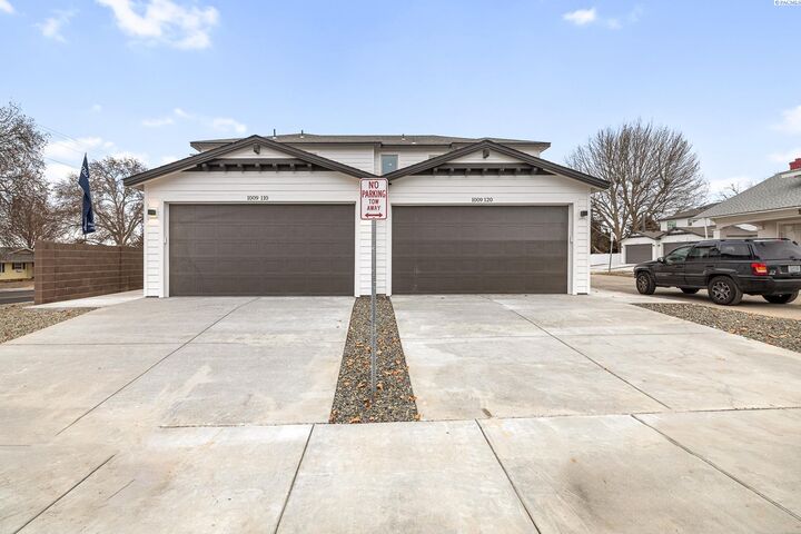 Property Photo: 1009 S Underwood Pl WA 99337