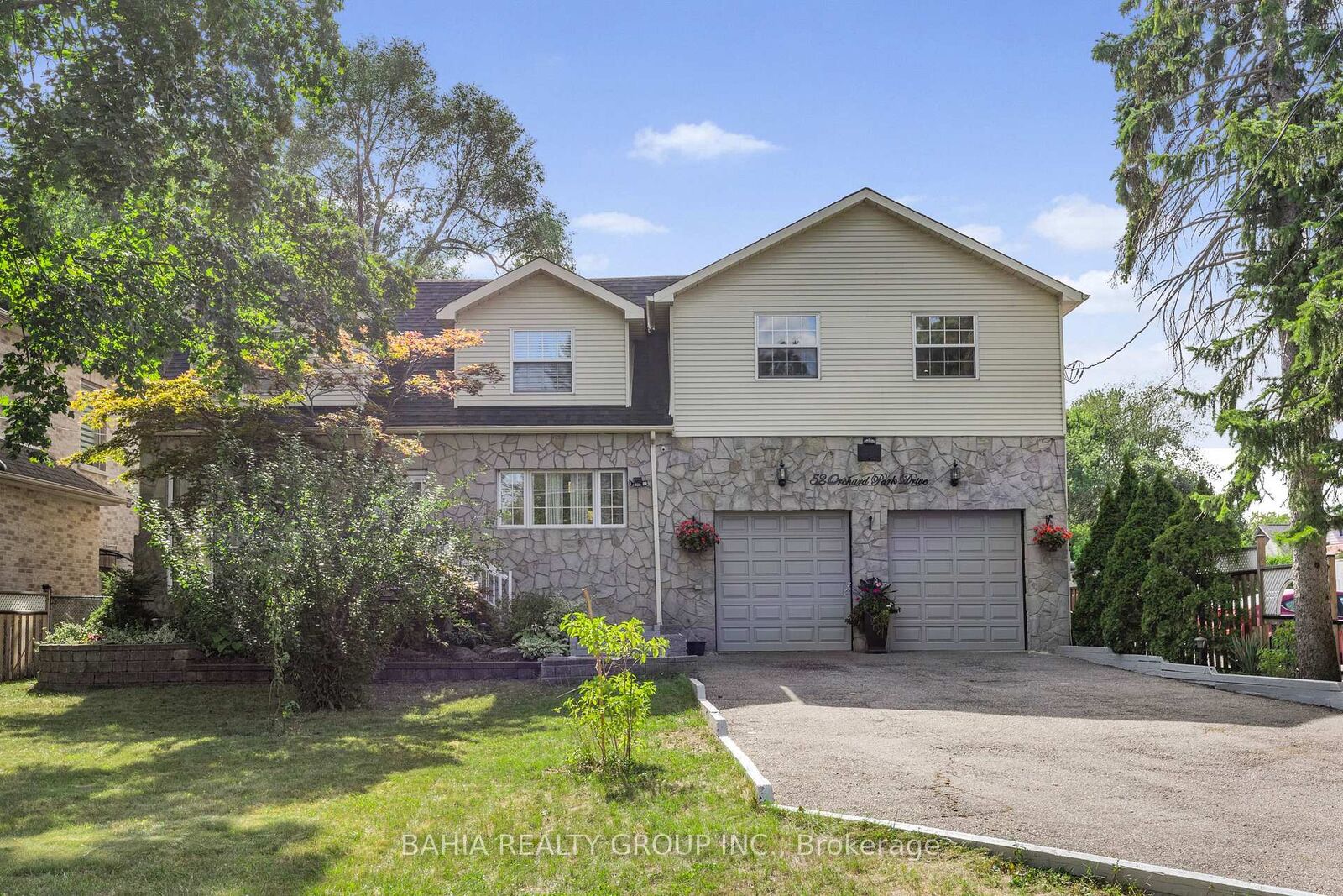 Photo de la propriété: 52 Orchard Park Drive ON M1E 3T7