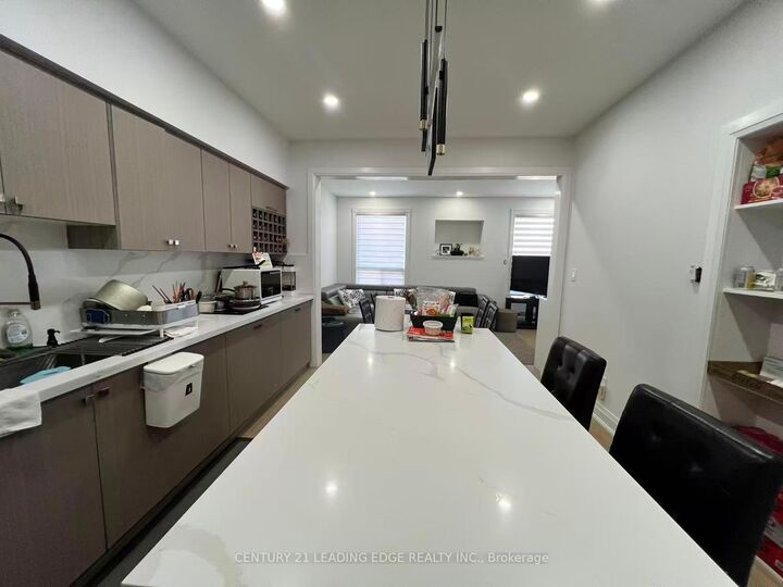 Property Photo:  63 Scoville Square 2nd Fl  ON M1V 5L9 