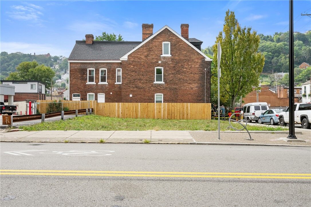 Property Photo:  1100 E Carson Street  PA 15203 