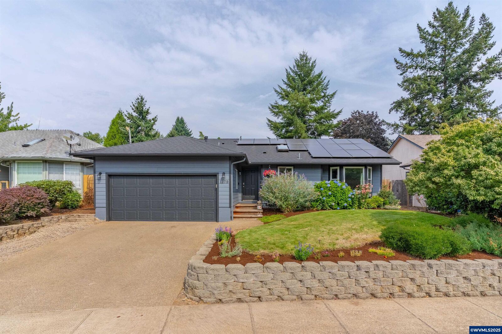 Property Photo: 1179 Rock Creek Dr S OR 97306