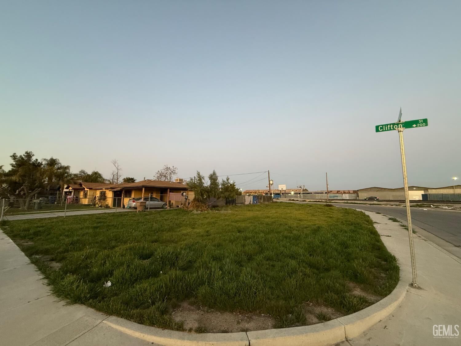 Property Photo:  101 Clifton Street  CA 93307 