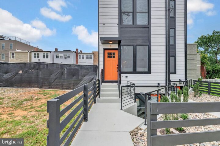 Property Photo: 2333 Fairlawn Avenue SE 1 DC 20020