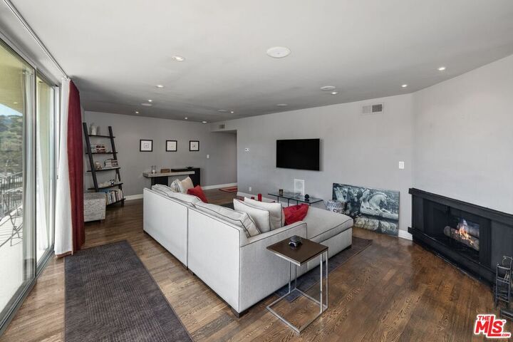 Property Photo:  2260 N Cahuenga Blvd  CA 90068 