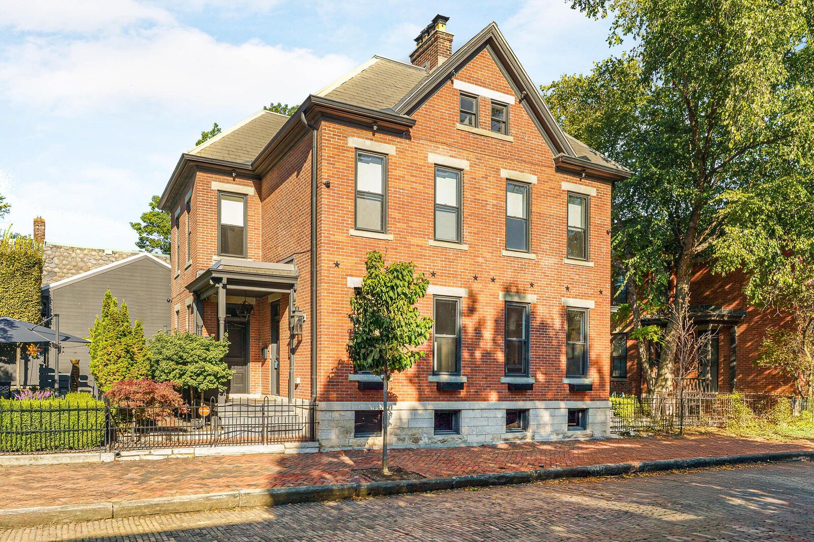 Property Photo: 649 S 5th Street OH 43206