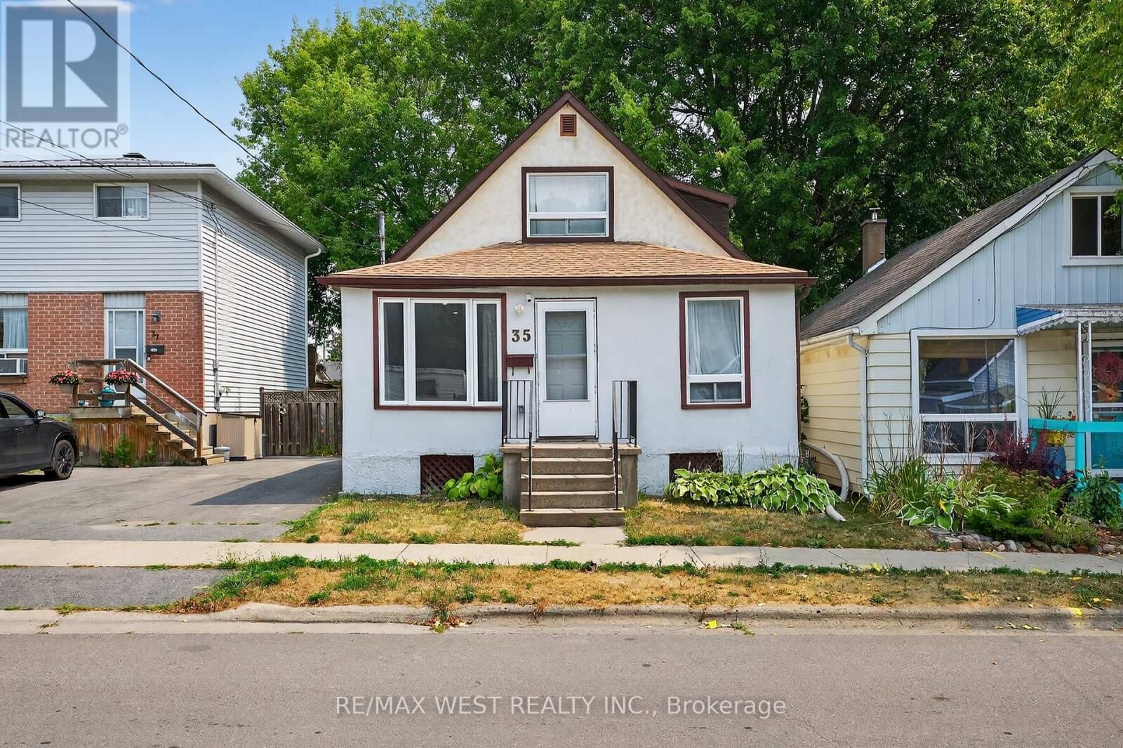 Property Photo:  35 Kingscourt Avenue  ON K7K 4N6 