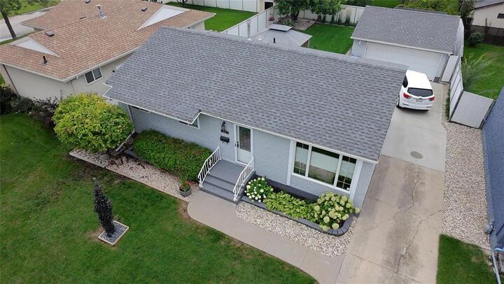 Property Photo:  83 Manorview Close  MB R2P 0B4 