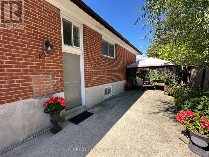 Property Photo:  18 Reiber Crescent  ON M2H 1C4 