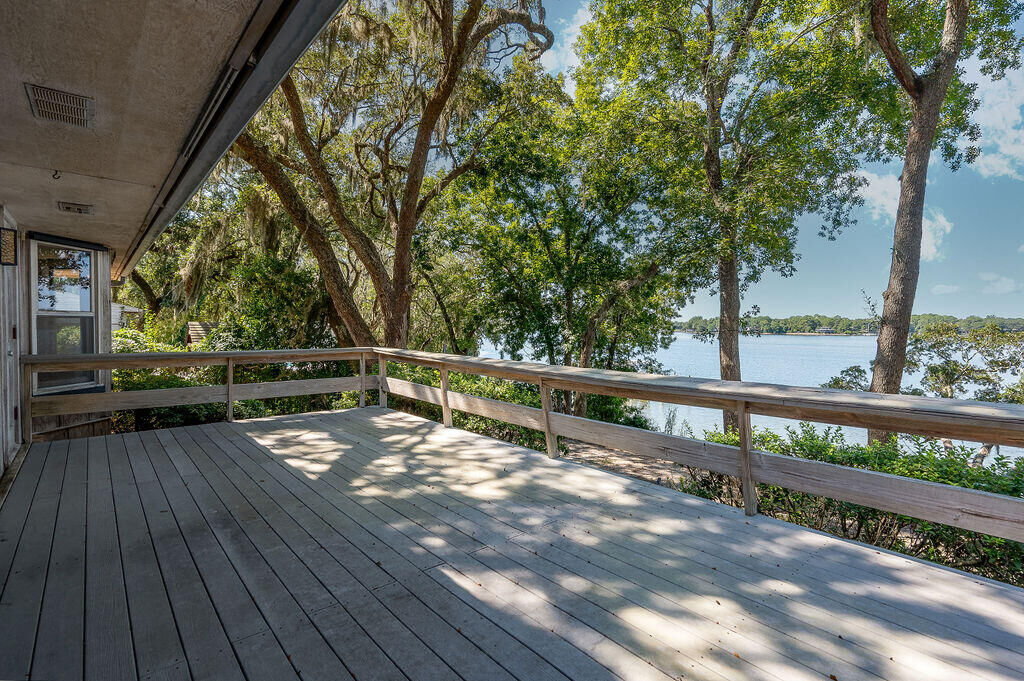 Property Photo:  1423 Bayshore Drive  FL 32578 