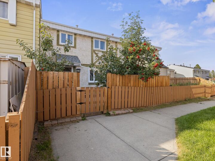 20E Callingwood Court NW  Edmonton AB T5T 0H5 photo