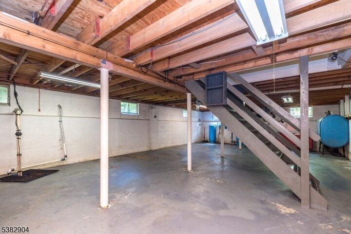 Property Photo:  6 Hampton Rd  NJ 08867 
