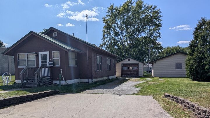 Property Photo:  908 S Oak Street  IN 46714 