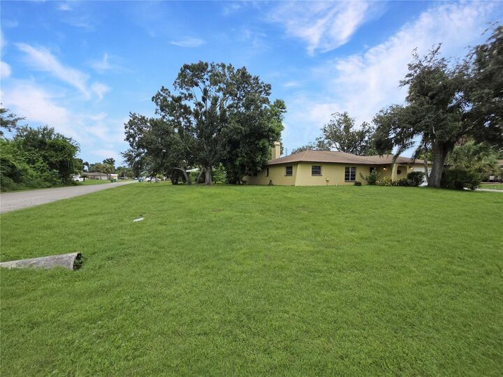 Property Photo: 1205 Yorkshire Street FL 33952