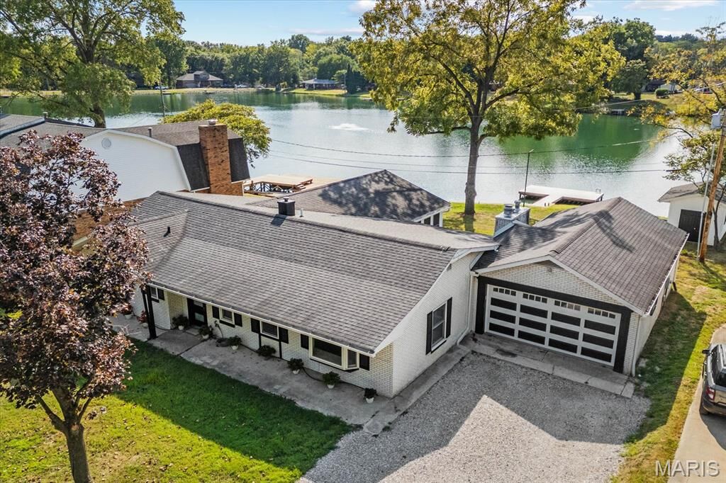 Property Photo: 32 Lakeshore Drive IL 62220