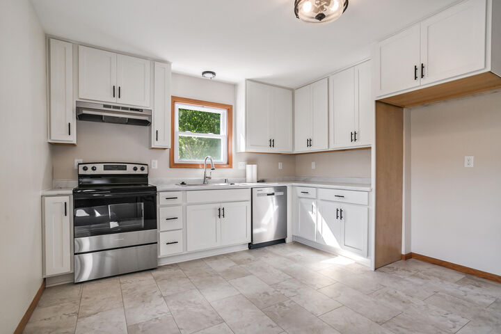 Property Photo: 8108 W Beechwood Ave WI 53223
