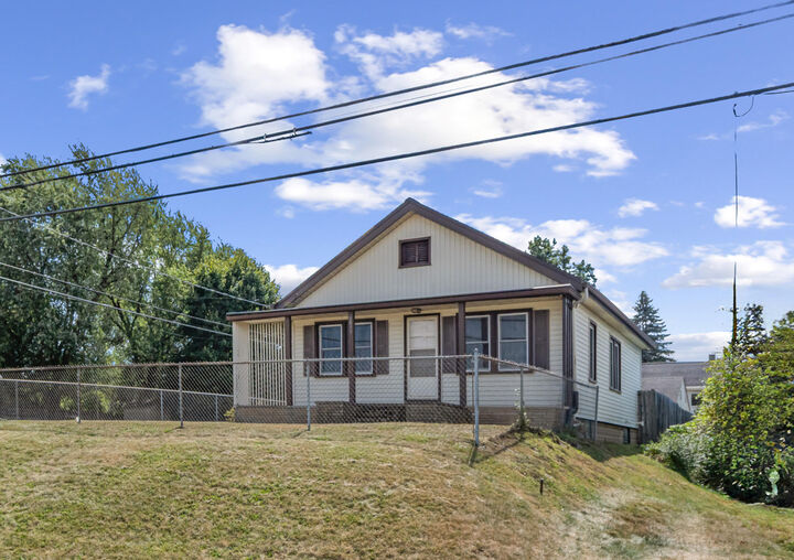 Property Photo: 1033 E South Street MI 49203