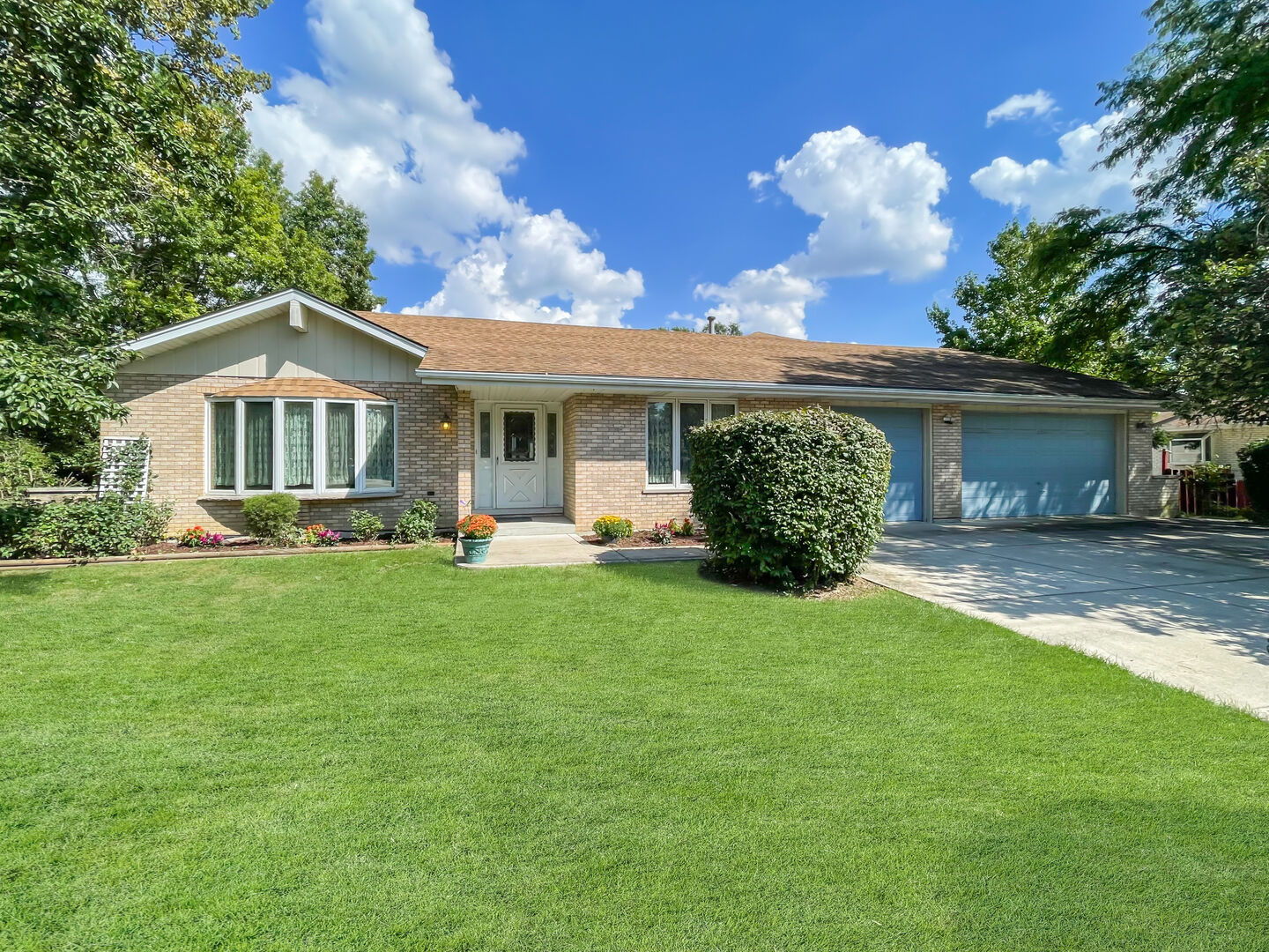 Property Photo: 10211 S 88th Avenue IL 60465