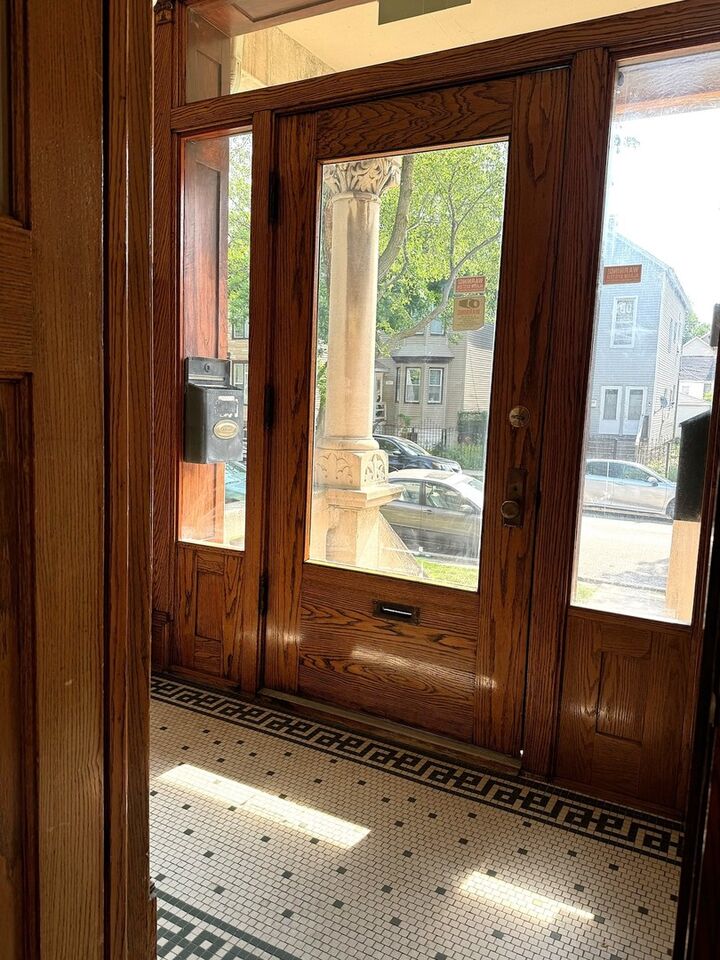 Property Photo: 1652 N Richmond Street 2 IL 60647