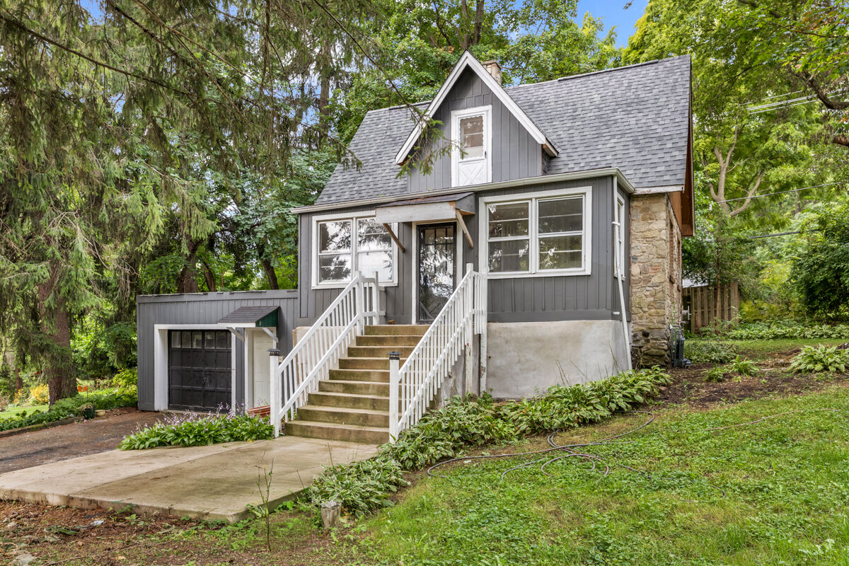 Property Photo:  148 Wildwood Road  IL 60102 