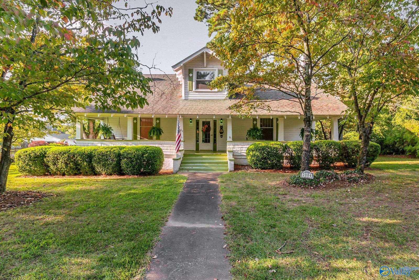 Property Photo:  2004 Vestavia Drive SW  AL 35603 