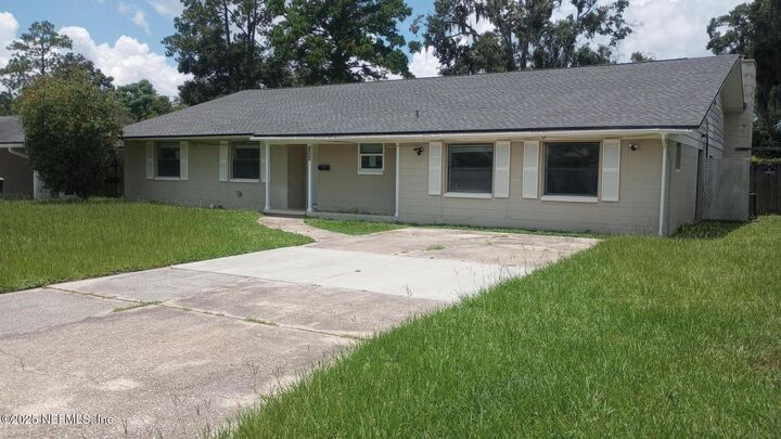 Property Photo: 802 Antigua Road FL 32216