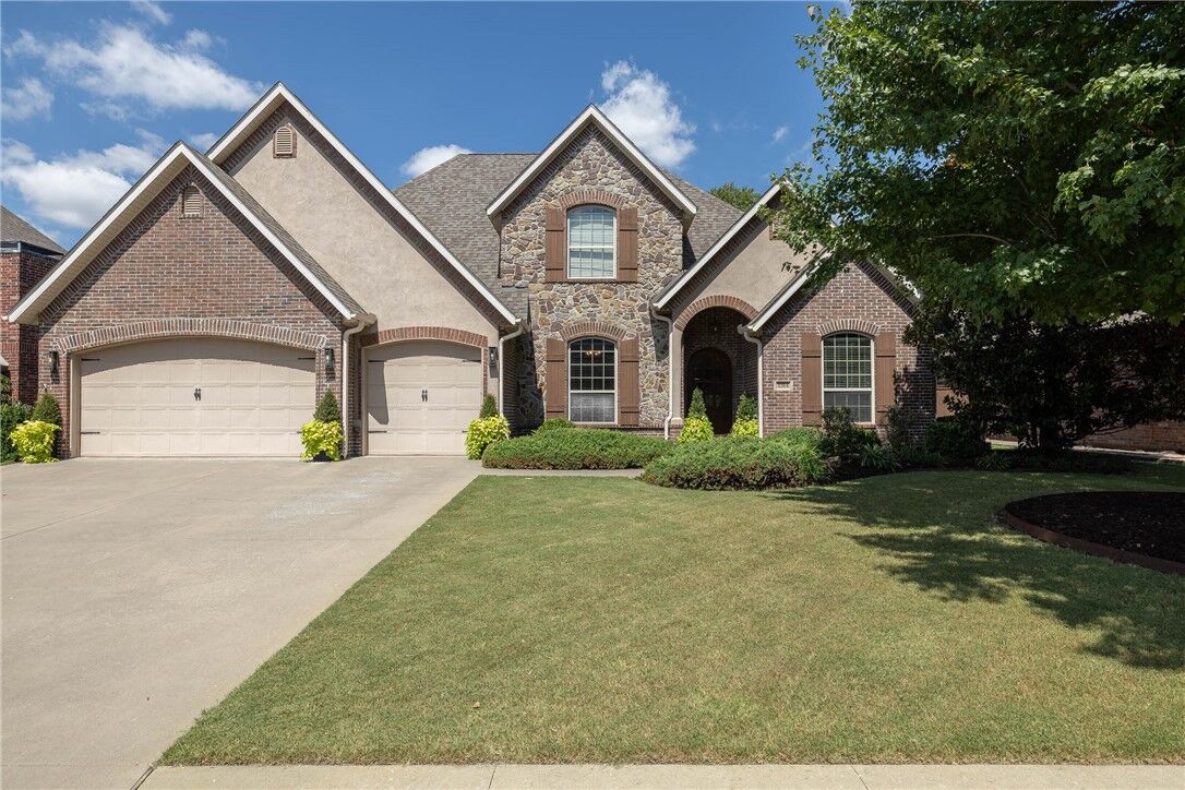 Property Photo:  1204 SW Edinburgh Avenue  AR 72713 