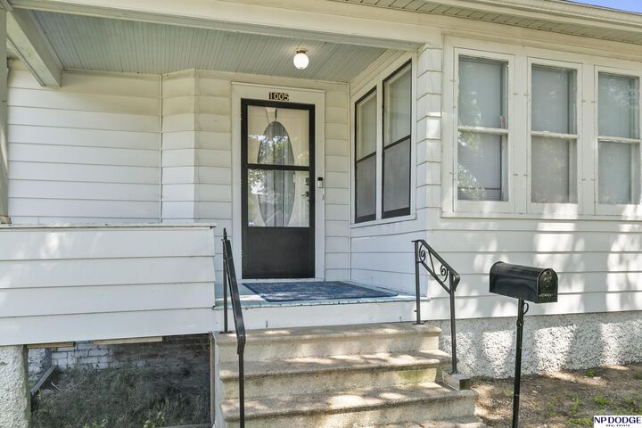 Property Photo:  1005 S 48th Street  NE 68106 