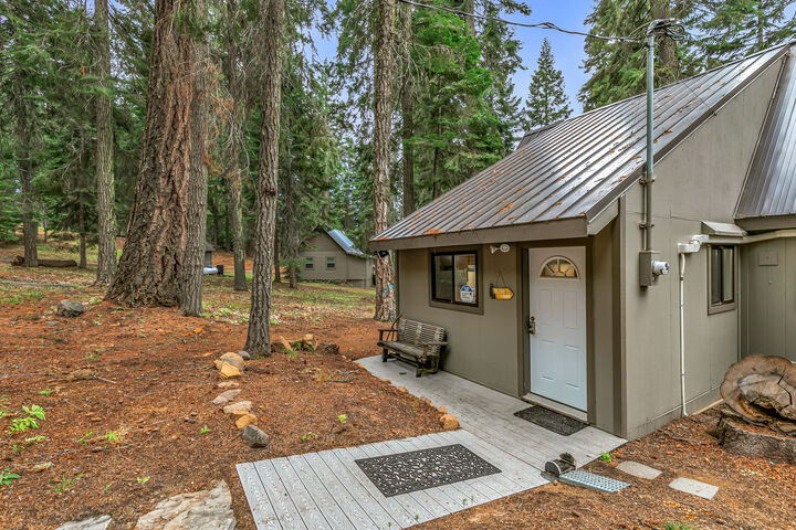 Property Photo: 6000 E Hyatt Lake Road OR 97520