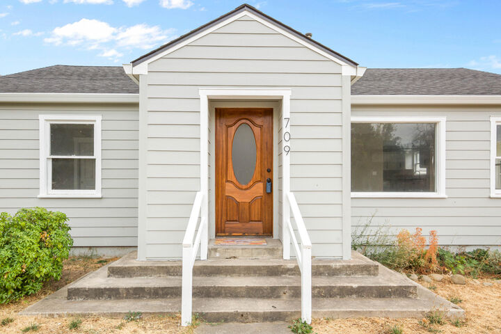 Property Photo: 709 W Jackson Street OR 97501