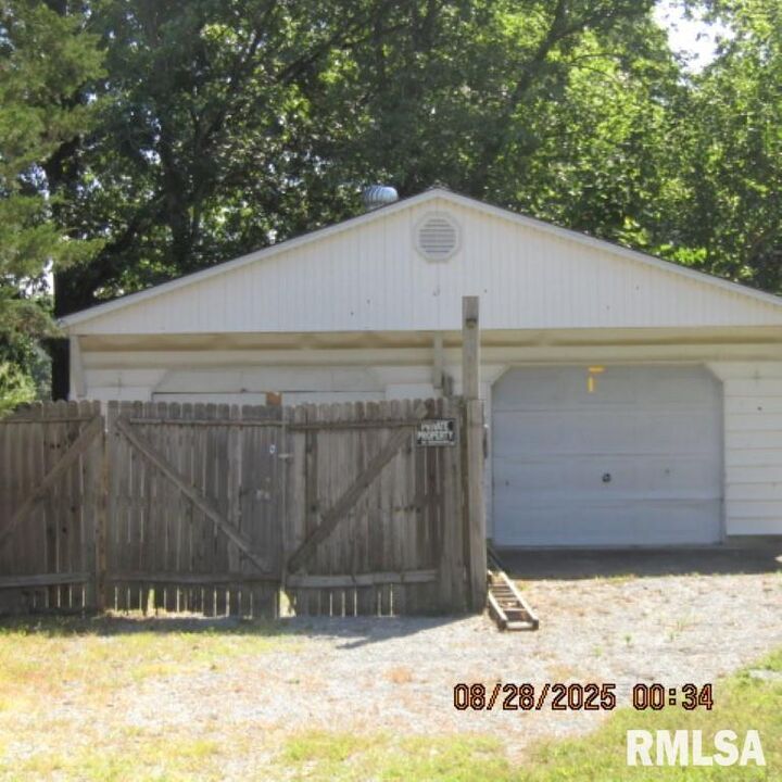 Property Photo: 406 N 10th Street IL 62812