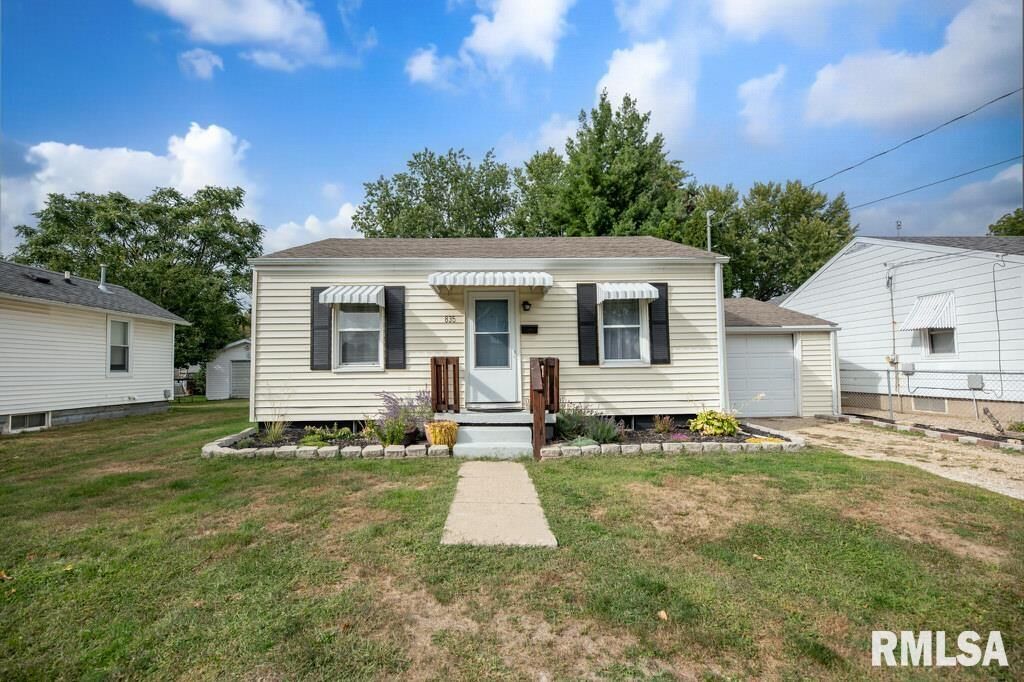 Property Photo:  835 E Spruce Street  IL 61520