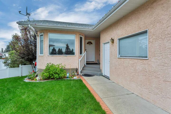 Property Photo: 21 Dunn Close AB T4R 2M6