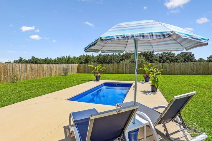 Property Photo: 6234 Pineapple Dr FL 32570