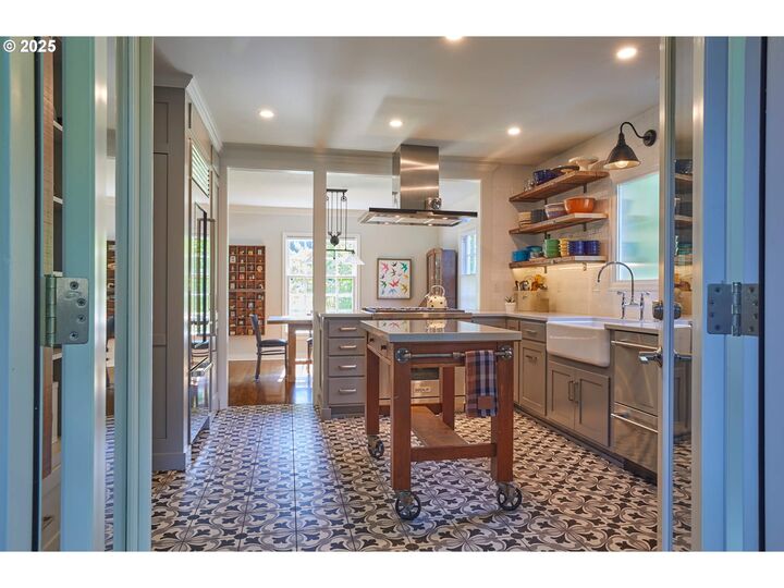Property Photo: 2010 Agate St OR 97403