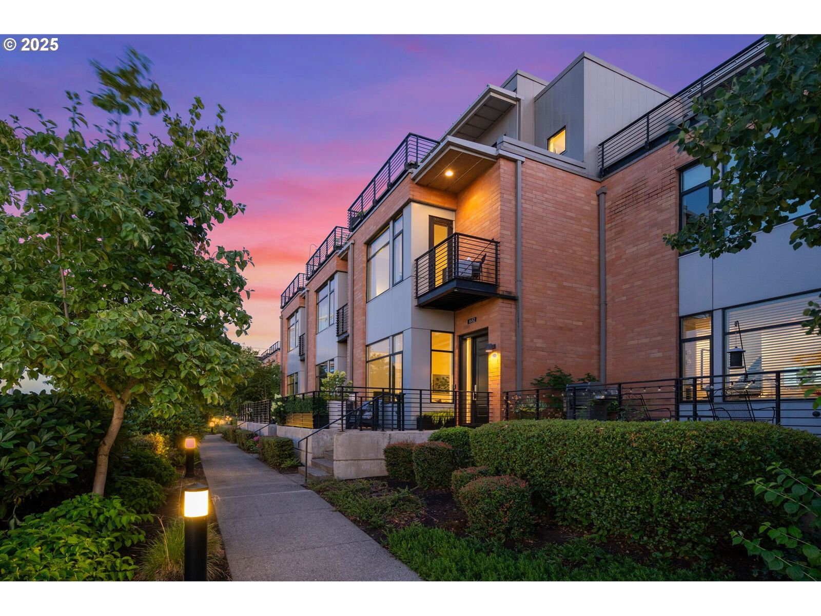Property Photo:  1682 NW Riverscape St  OR 97209 