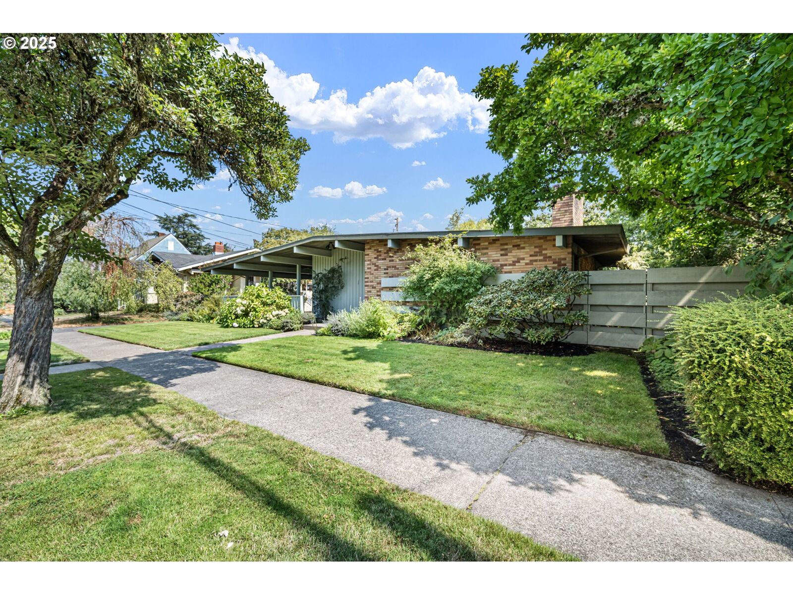 Property Photo:  2255 Alder St  OR 97405 