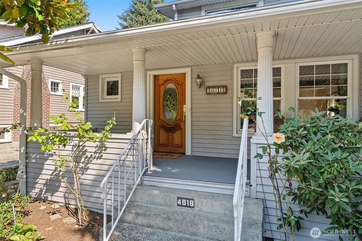 Property Photo:  4618  1st Avenue NE  WA 98105 