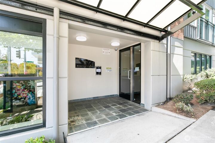 Property Photo: 701 1st Avenue N 403 WA 98109