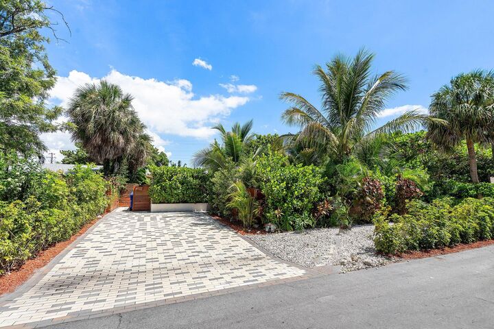 Property Photo:  2041 NE 30th Street  FL 33306 