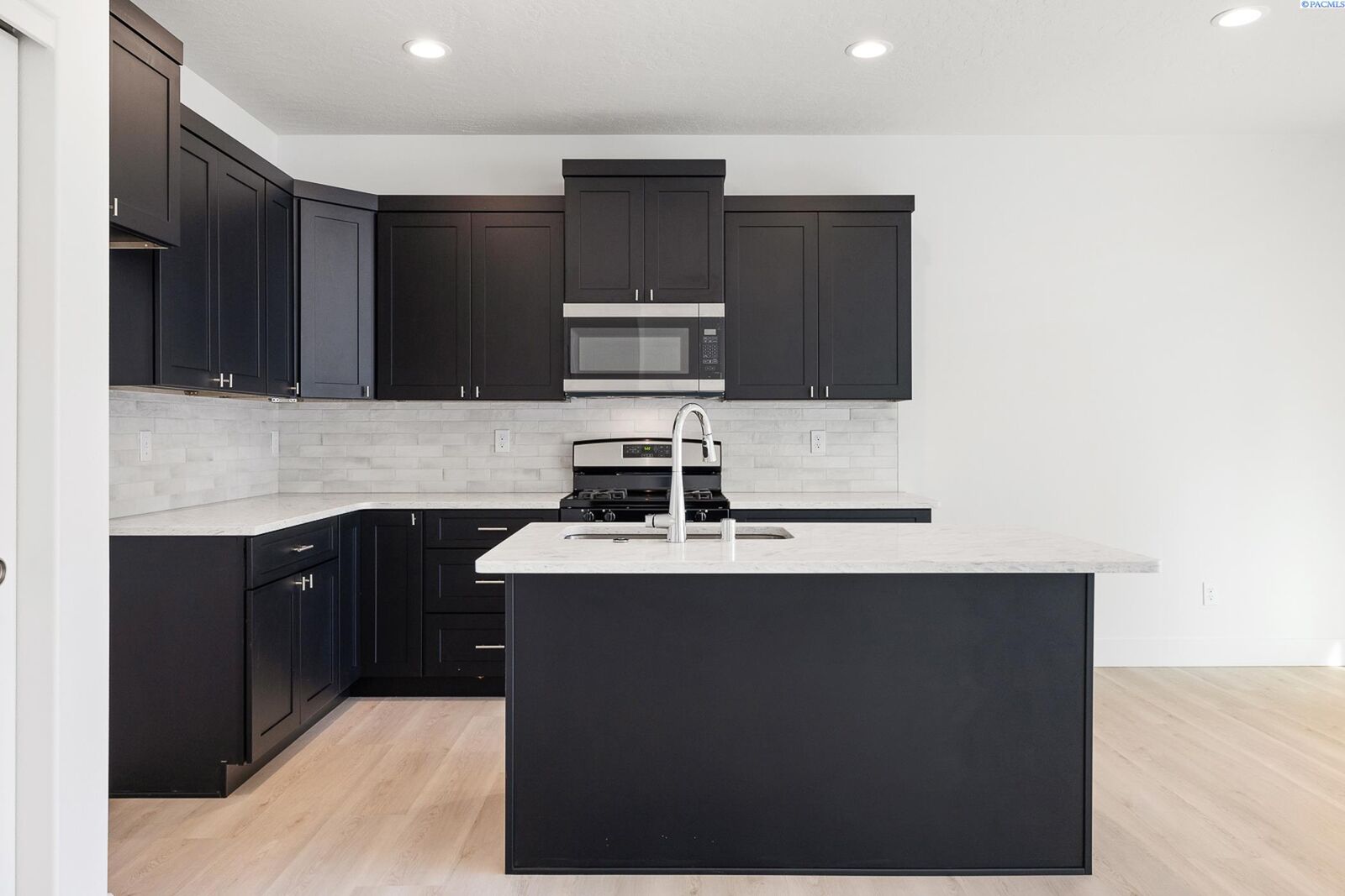 Property Photo: 1162 S Underwood Pl WA 99337