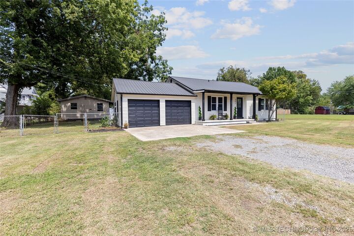 Property Photo:  907 SE 4th Street  OK 74467 