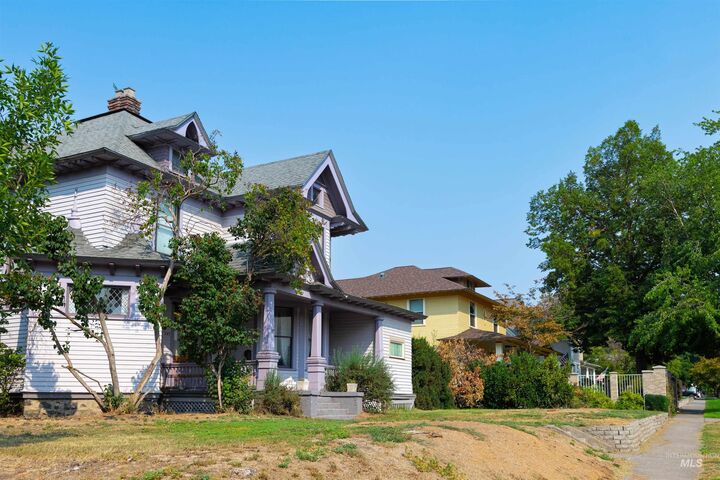 Property Photo:  507 7th Ave  ID 83501 